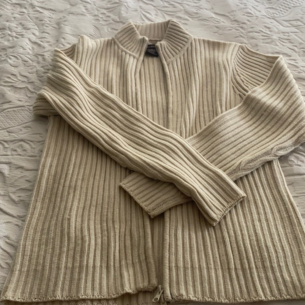 Men’s cream color zip up sweater. (E)